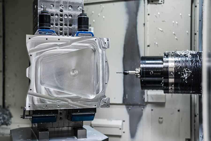 Precise cubic manufacturing with 4- and 5-axis milling centers.