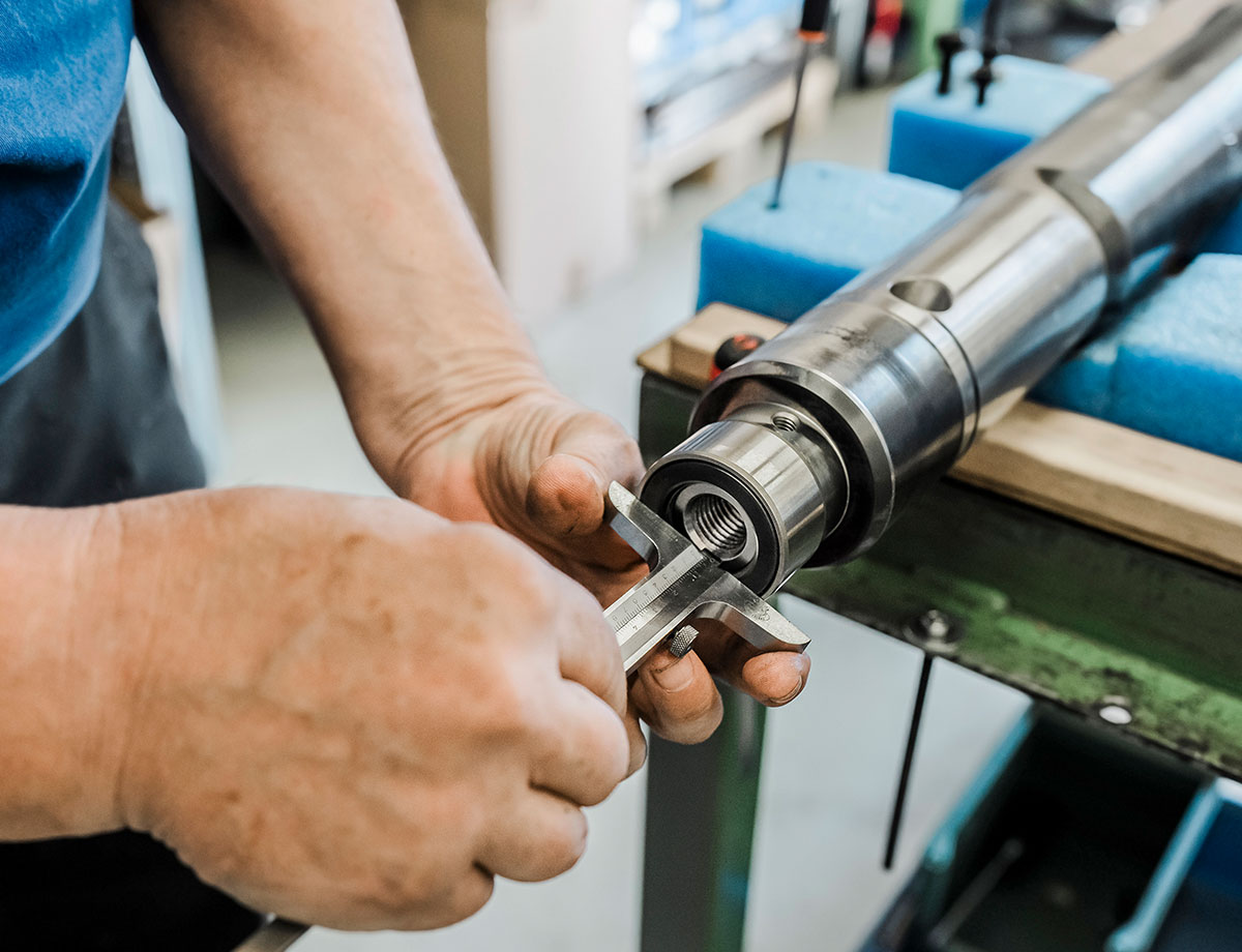 Schritt zwei der Baugruppenmontage bei Biltec AG, mit CNC-Profis, die an der präzisen Zusammenstellung von Komponenten arbeiten.