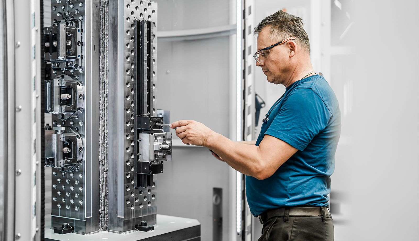 Montage eines kubischen Fertigungsteils in 4- und 5-Achs-Fräszentren mit Pallettenbahnhöfen. Die Szene zeigt die Präzision und technische Fähigkeit der Fräszentren bei Biltec AG, die komplexe Bauteile effizient und präzise bearbeiten.