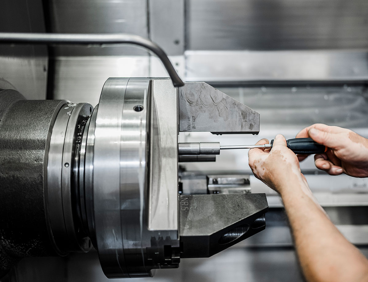 Nahaufnahme von CNC-Rundschleifmaschine für komplexe Bauteile im Bereich der rotativen Lösungen und Druckzubehör bei Biltec.