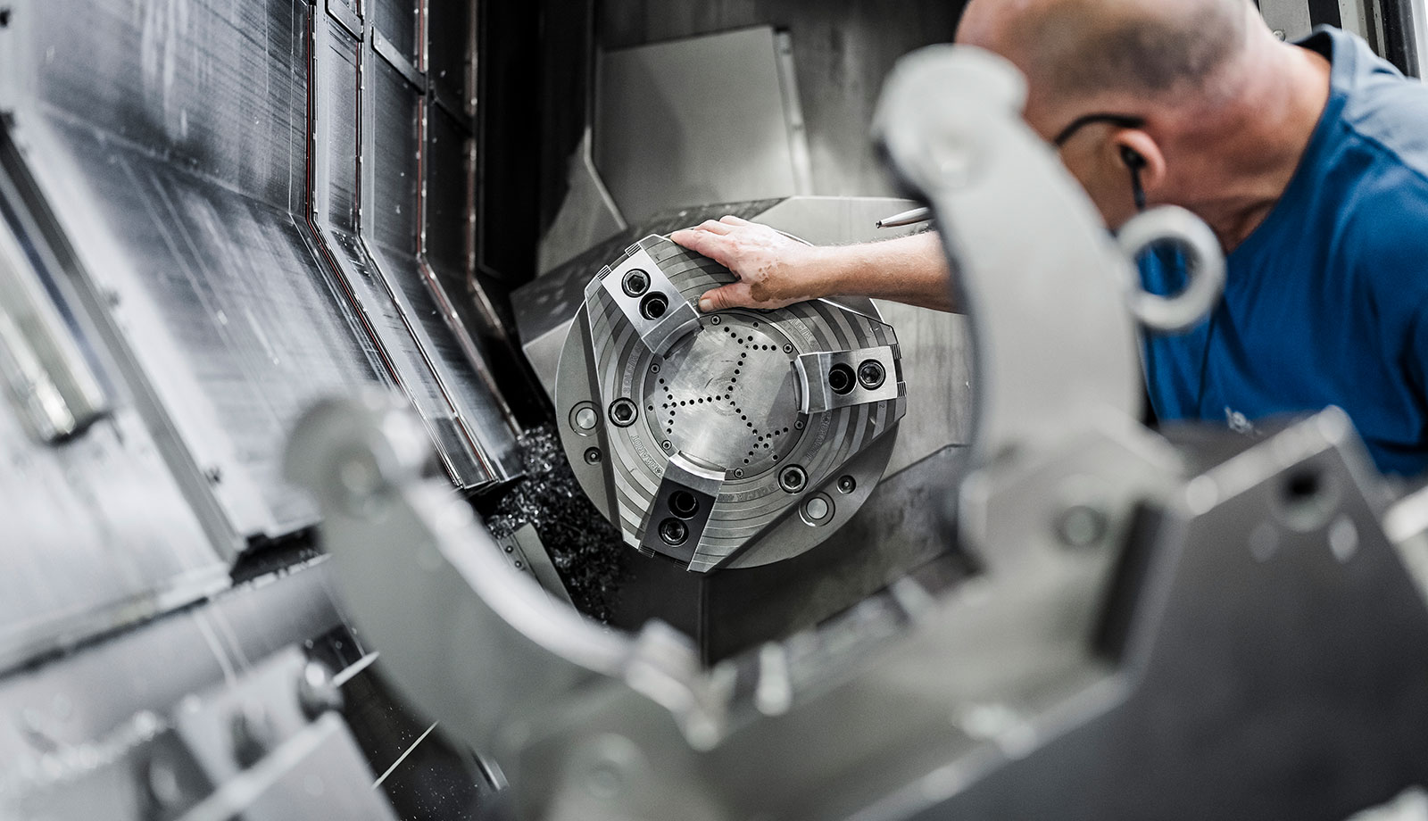 Einblick in Dreh- und Fräscenter sowie CNC-Rundschleifmaschinen für komplexe Bauteile im Bereich der rotativen Lösungen und Druckzubehör bei Biltec.