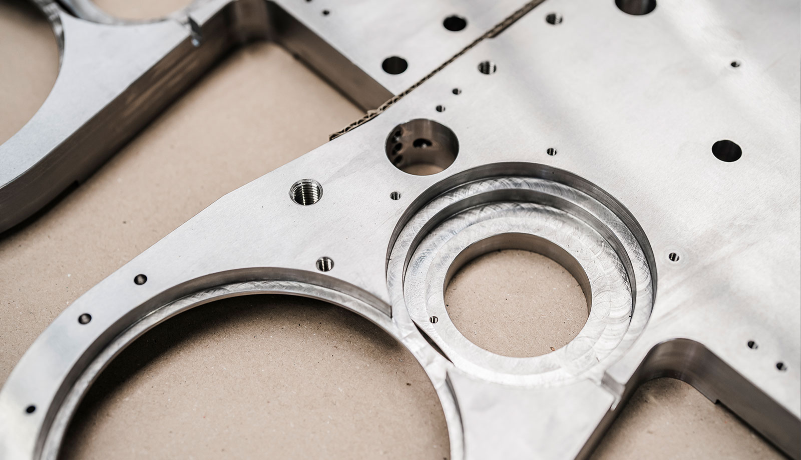 Detailaufnahme eines präzise kubisch gefertigten Teils von Biltec, hervorgehoben durch die exakte Bearbeitung und hochwertige Verarbeitung.